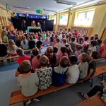 Dzieci oglądają przedstawienie