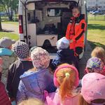 Grupa dzieci przed ambulansem