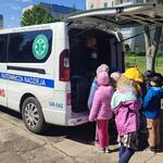 Grupa dzieci przed ambulansem