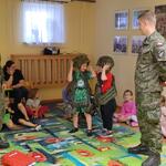 Dzieci przymierzają strój wojskowy
