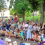 Grupa dzieci i rodziców