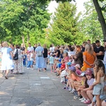 Grupa dzieci i rodziców