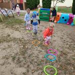 Dzieci przeskakują po kołach