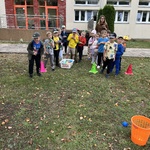 Dzieci rzucają do celu.JPG