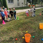 Dzieci rzucają piłeczkami do celu 