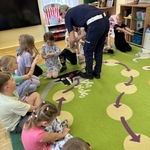 Chłopiec dostaje pieczątkę na rączkę od pani policjantki 