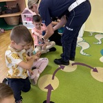 Dzieci otrzymują pieczątki od pani policjantki 
