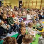 Dzieci oglądające spektakl