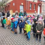 Dzieci oglądają wóz strażacki
