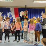 Grupa dzieci tańczy lambadę