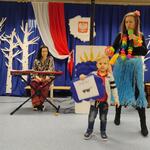 Chłopiec odkrywa planszę z napisem