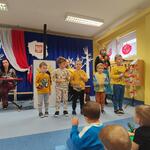 Grupa dzieci gra na instrumentach