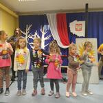 Dziewczynki tańczą taniec hula