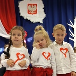 Troje dzieci w strojach biało-czerwonych