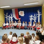 Dzieci z grupy Zajączki siedzące na scenie