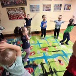 Dzieci tańczą na dywanie