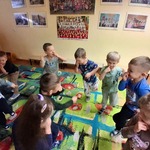 Dzieci tańczą na dywanie