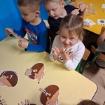 Dzieci liczą na palcach