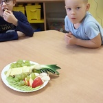 Chłopiec je owoce