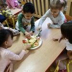 Dzieci spożywają owoce