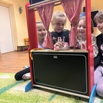 Dziewczynki odgrywają teatrzyk kukiełkowy