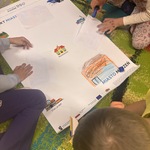 Dzieci rysują kredkami