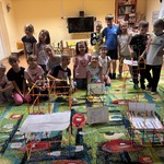 Zdjęcie grupowe z budowlami 