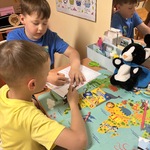 Chłopcy rysują przy stoliku