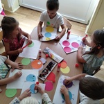 Dzieci przyklejające kropki na kartkę papieru 
