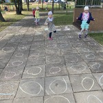 Dzieci skaczące po chodniku w kolorowe ropki