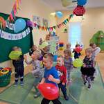 Dzieci z grupy biedronki tańczące z balonami