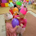 Dzieci z grupy Motylki tańczące z balonami