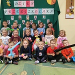 Grupowe zdjęcie dzieci z Pszczółek