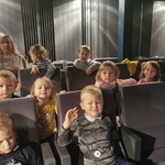 Dzieci siedzące na fotelach w teatrze
